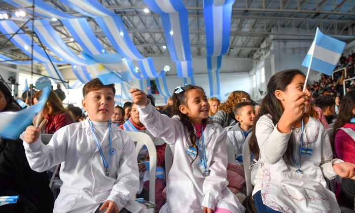 Estudiantes varelenses prometieron lealtad a la bandera
